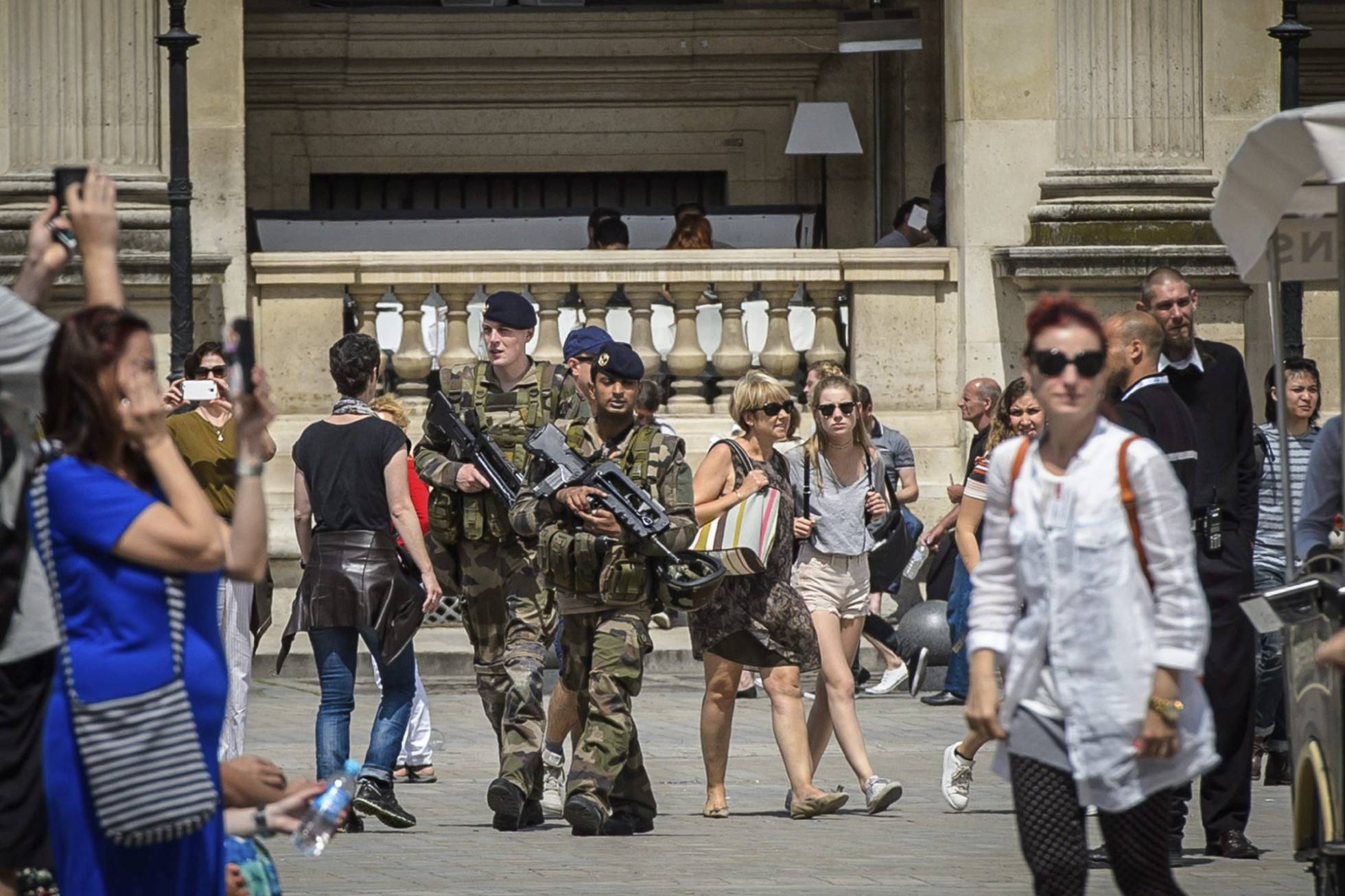 Varios soldados patrullan las calles de Niza. CHRISTOPHE PETIT TESSON (efe) 
