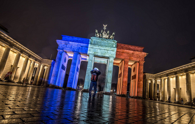 Puerta de Brandeburgo iluminada con los colores de la bandera francesa tras los ataques de París en noviembre de 2015. Foto: Ian Insch / Flickr (CC BY-NC 2.0).