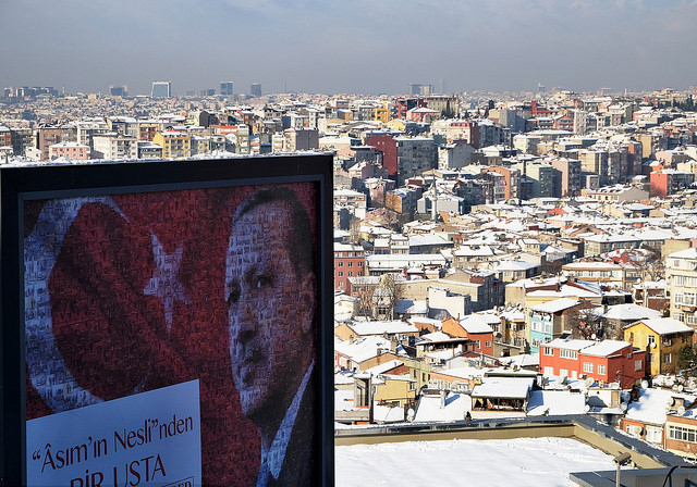 Imagen de Recep Tayyip Erdoğan, presidente de Turqu&iacute;a, en una valla publicitaria en Estambul. Foto: Vladimir Varfolomeev / Flickr. Licencia Creative Commons Reconocimiento-NoComercial.