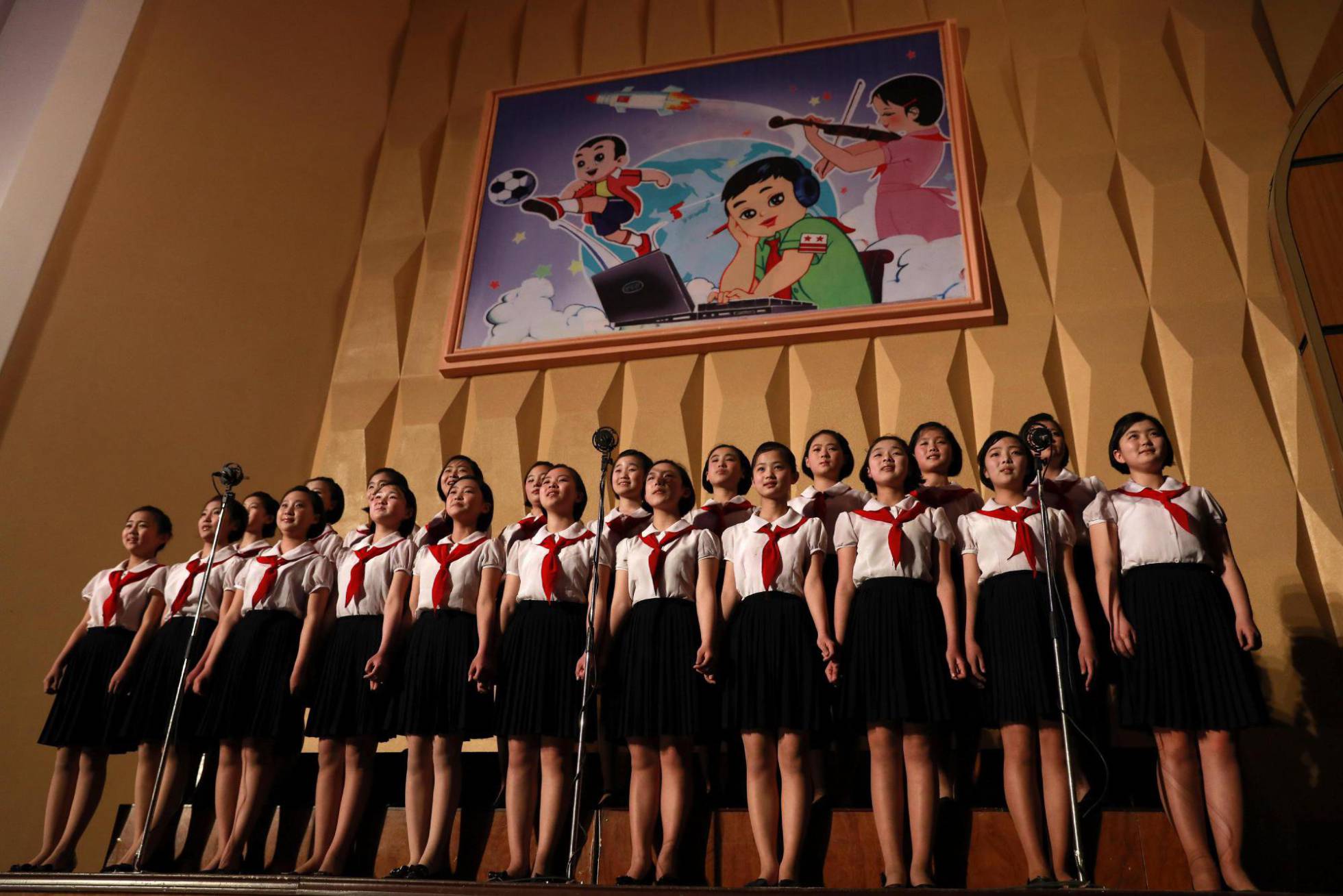 J&oacute;venes norcoreanas cantan durante su actuaci&oacute;n en el Palacio de los Ni&ntilde;os Mangyongdae en Pyongyang. HOW HWEE YOUNG EFE