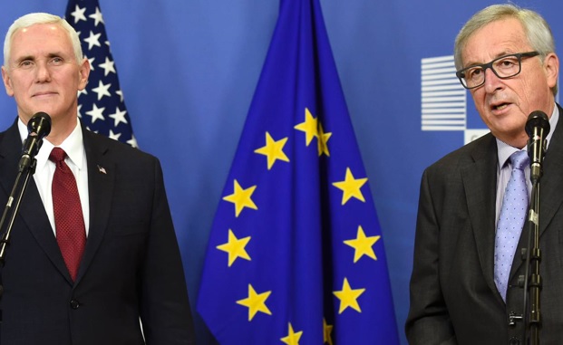 Mike Pence, vicepresidente estadounidense, con Juancker en Bruselas FRANCE PRESS