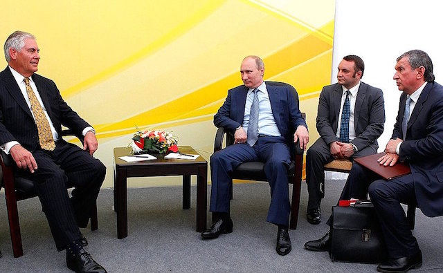 Rex Tillerson y Vladimir Putin, durante la visita del primero a Mosc&uacute; en 2012 como presidente y CEO de ExxonMobil. Foto: Kremlin.ru (CC BY 4.0).