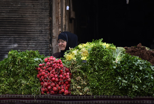 Una mujer en Alepo, despu&eacute;s de que la ciudad fuera tomada por las fuerzas gubernamentales del r&eacute;gimen sirio. (George Ourfalian/AFP/Getty Images)