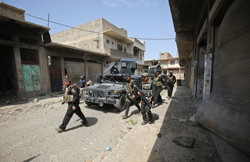 Miembros de las fuerzas antiterroristas iraqu&iacute;es entran en la ciudad de Sanaa, Mosul, Irak. (Ahmad Al Rubaye/AFP/Getty Images)