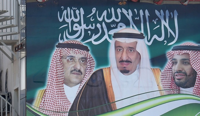 Un cartel con la foto del rey Salman bin Abdulaziz, Mohammed bin Nayef y Mohammed bin Salman en Riad, Arabia Saud&iacute;. (Fayez Nureldine/AFP/Getty Images)