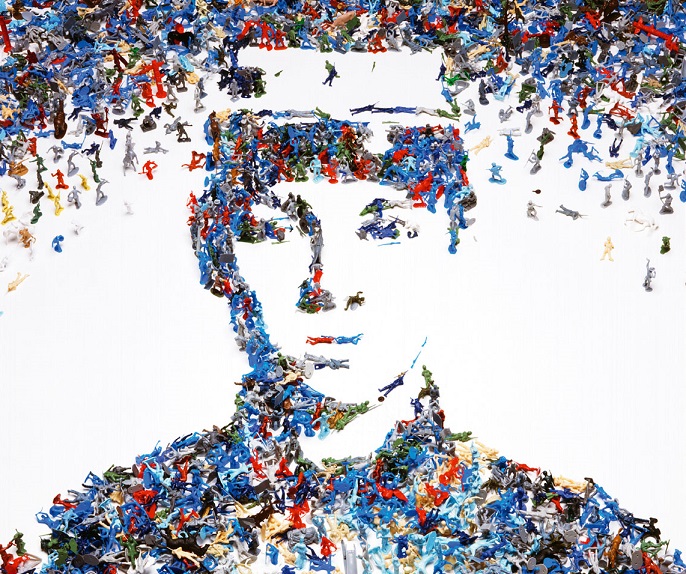 Detalle de Soldado de juguete, serie M&oacute;nadas (2003). Obra de Vik Muniz. Imagen v&iacute;a oddi7y.