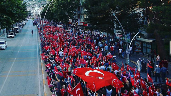 Manifestantes contra el intento de golpe de Estado en Turqu&iacute;a en la ciudad de Tokat. Foto: Lubunya / Wikimedia Commons (CC BY-SA 2.0) 