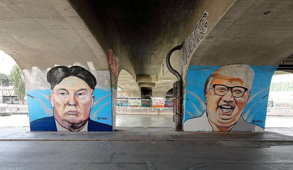 1024px Wien Donald Trump und Kim Jong un Graffiti von Lush Sux