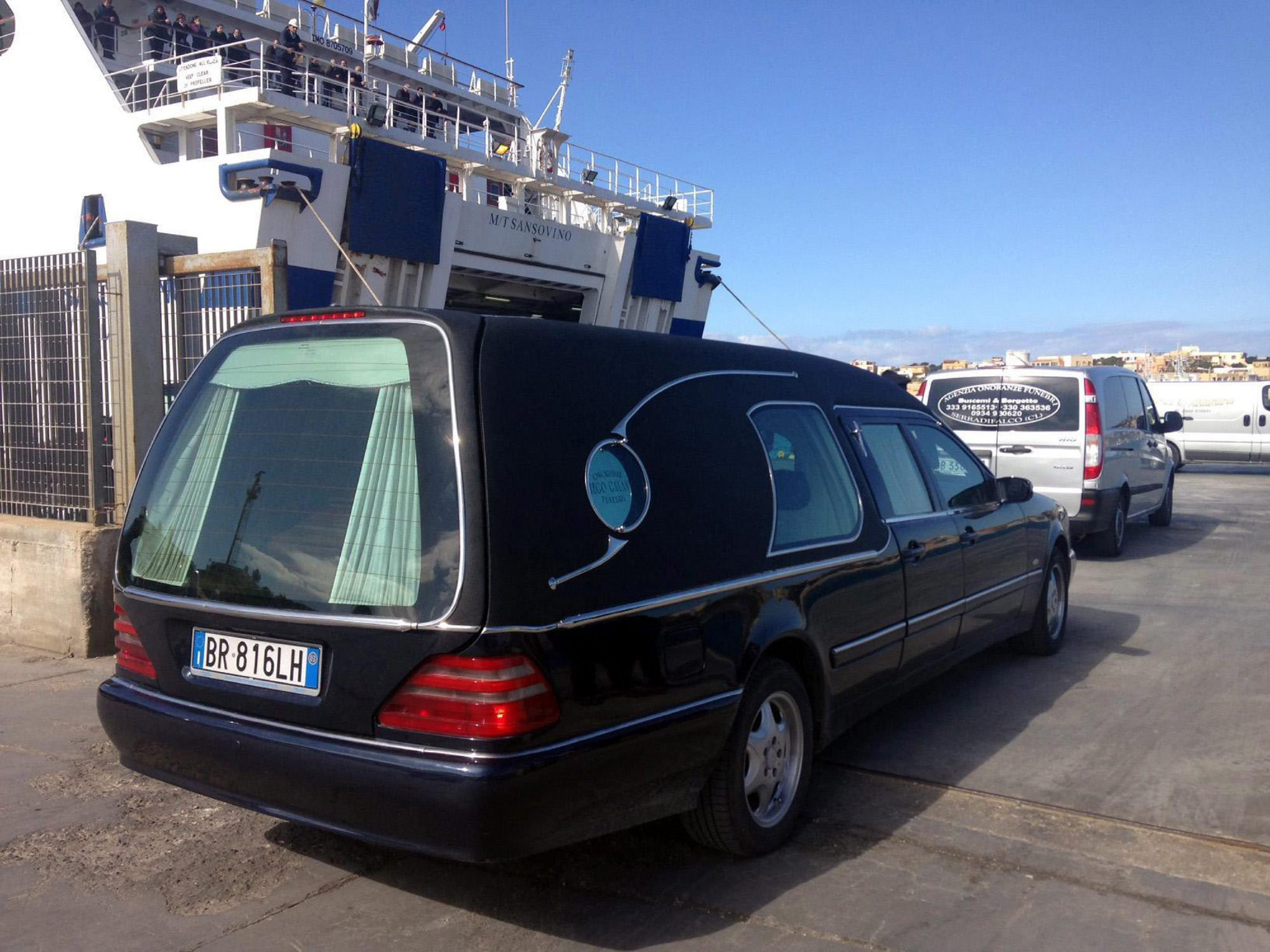 Un coche fúnebre transporta a una de las víctimas del naufragio en el Canal de Sicilia. PASQUALE CLAUDIO MONTANA LAMPO/EFE