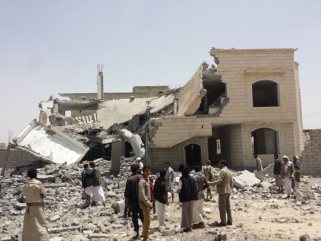 Casa destruida al sur de Saná tras los bombardeos aéreos (12/6/2015). Foto: Ibrahem Qasim (trabajo propio) vía Wikimedia Commons. Licencia Creative Commons Reconocimiento-CompartirIgual.