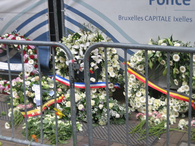      Flores y mensajes en la entrada de la estación del metro de Maelbeek/Maalbeek en la Rue de la Loi/Wetstraat en Bruselas tras los atentados del 22 de marzo. Foto: Zinneke vía Wikimedia Commons. Licencia Creative Commons Reconocimiento-CompartirIgual 