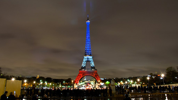 La torre Eiffel iluminada con los colores de la bandera francesa en homenaje a las víctimas del atentado del pasado 13 de noviembre. Foto: Jacq Phil / Flickr.