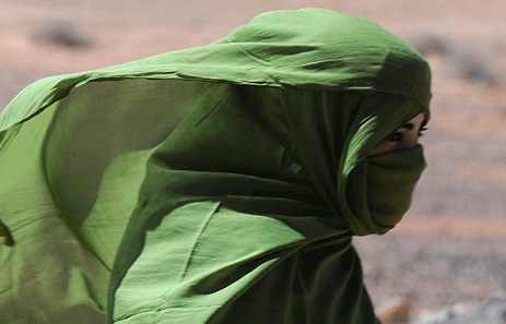 Una mujer saharaui camina cerca de la ciudad de Tifariti en Sáhara Occiddental (Dominique Faget /AFP/Getty Images)